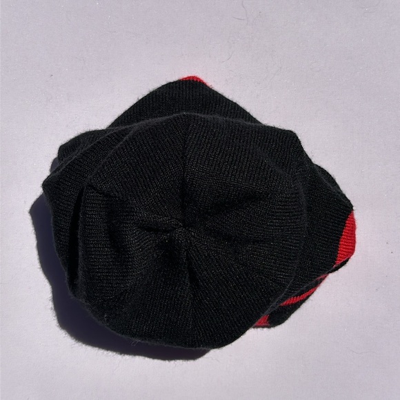 Under Armour Youth Knit Beanie UA LOGO ONE SIDE, BLACK & RED ABSTRACT OPPOSITE - Picture 8 of 10
